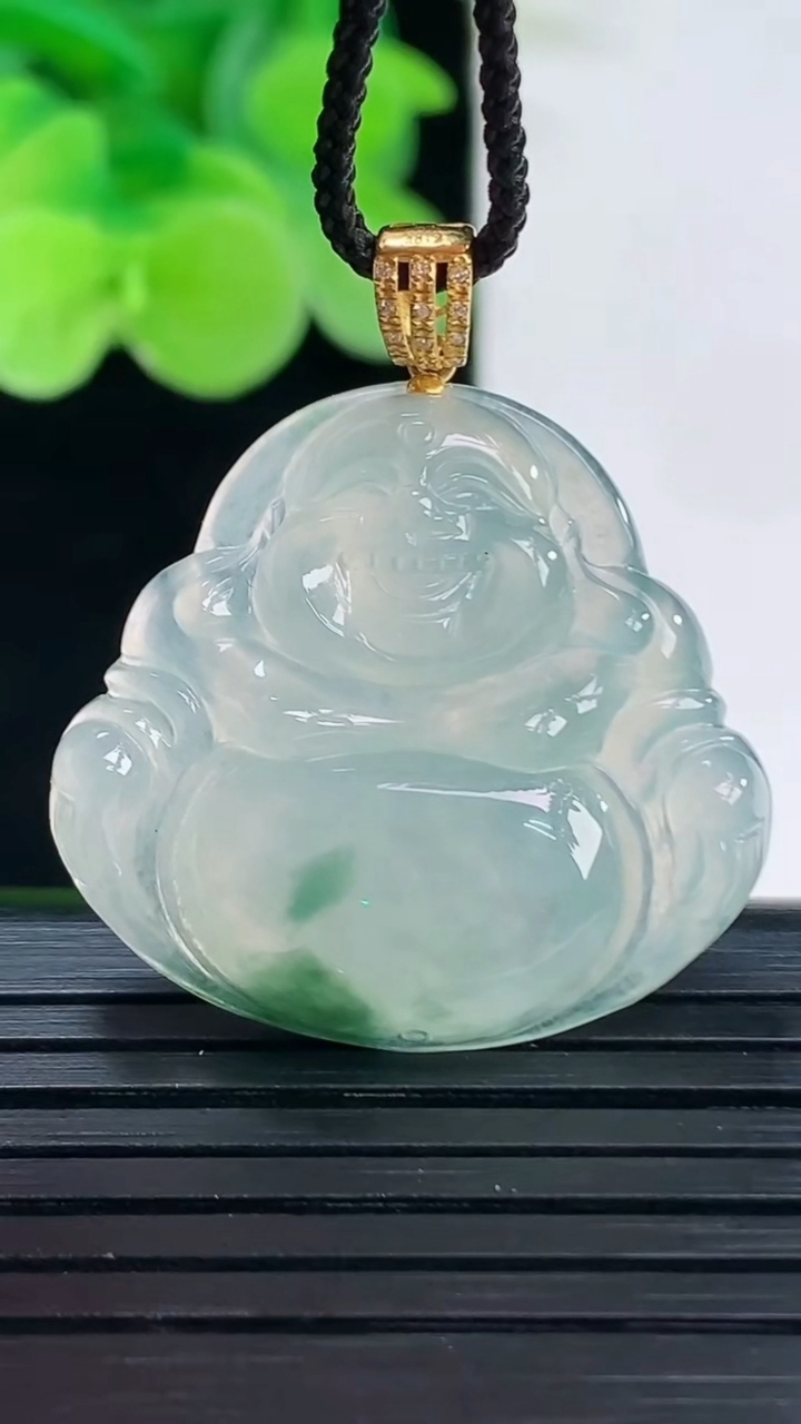 天然A货翡翠种飘花佛公吊坠尺寸25.7-27.8-5.2重量:5.89g
4月7日