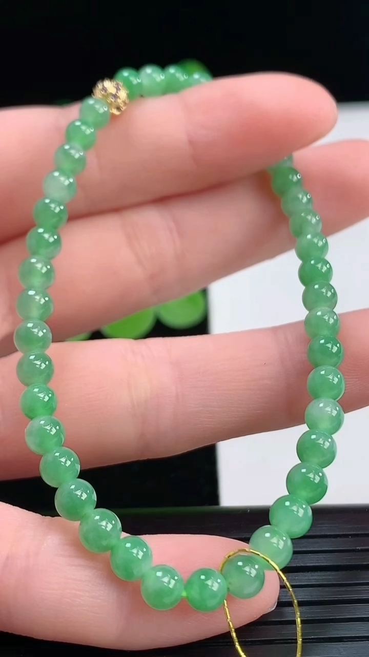 天然A货翡翠圆珠手串尺寸4.2-41颗重量:6.47g4月7日
工厂直销收藏佳品,种好水足，色泽均匀