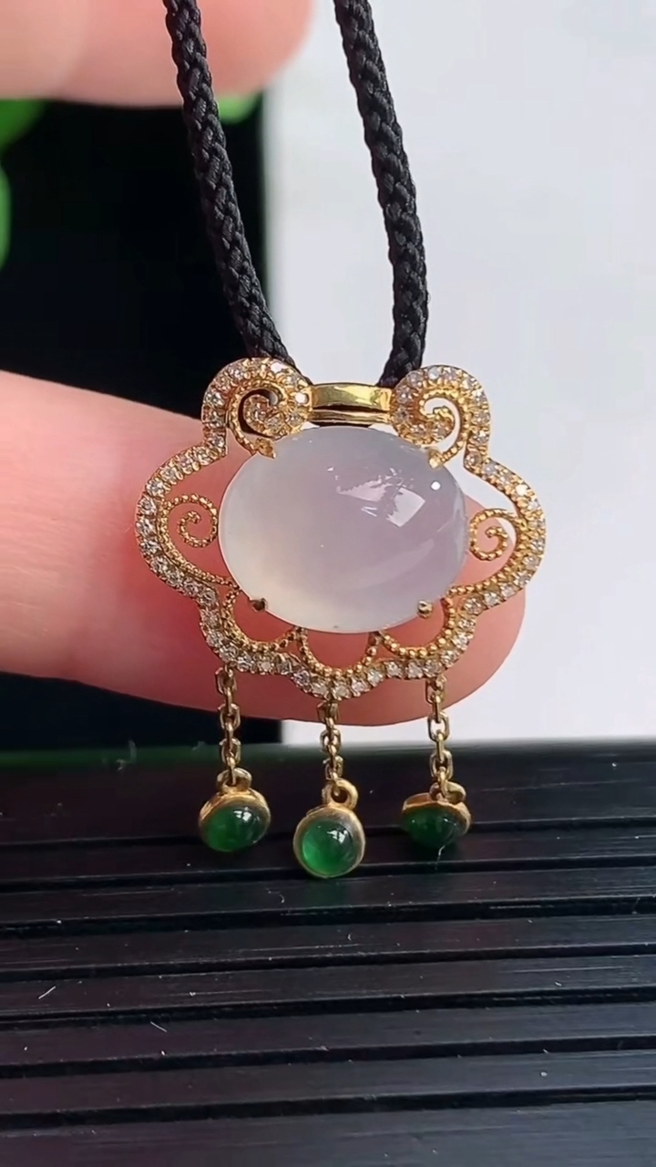 天然A货翡翠蛋面吊坠尺寸14.3-18-7.7裸石8.8-11重量:2.00g
4月7日