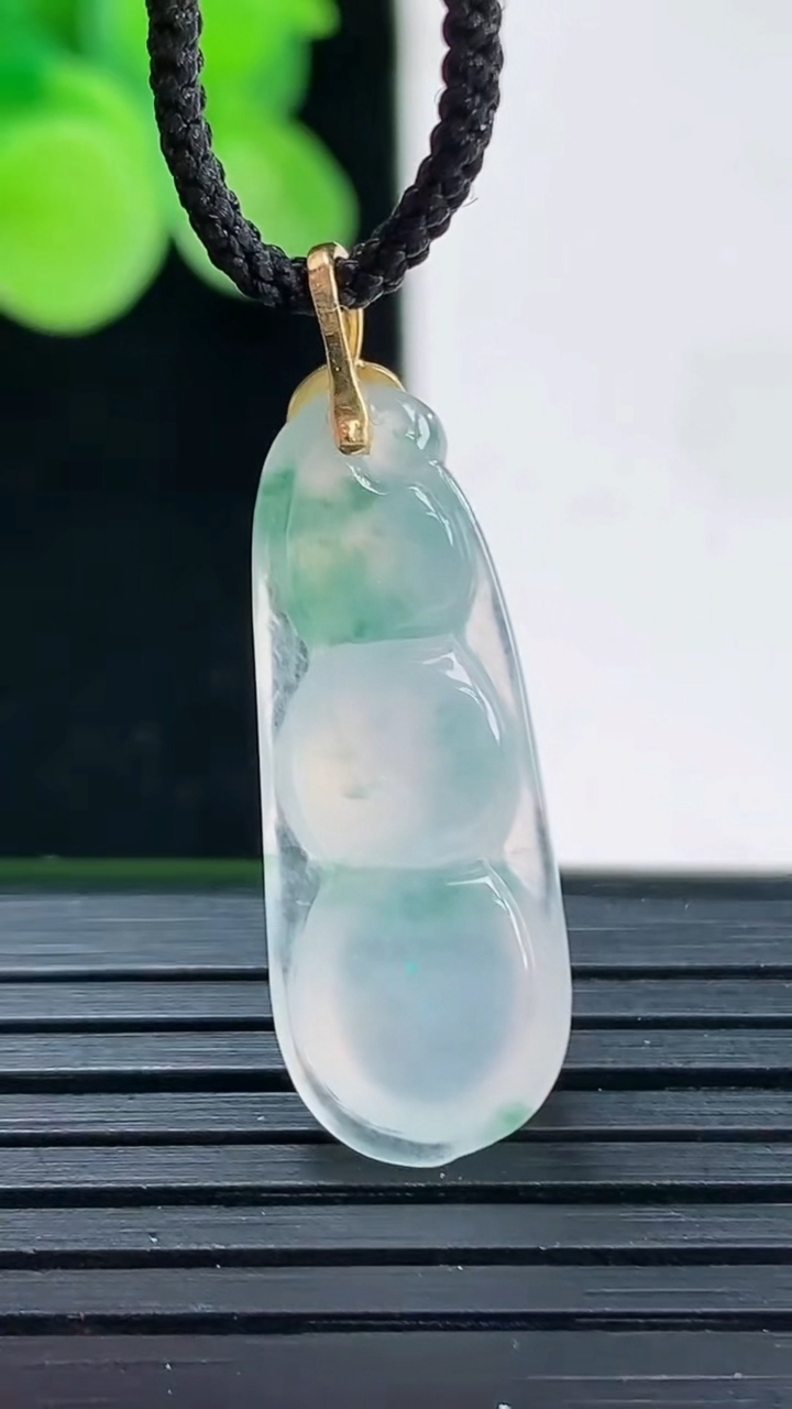 天然A货翡翠种飘花福豆吊坠尺寸31.7-10-5.8重量:2.92g
4月7日