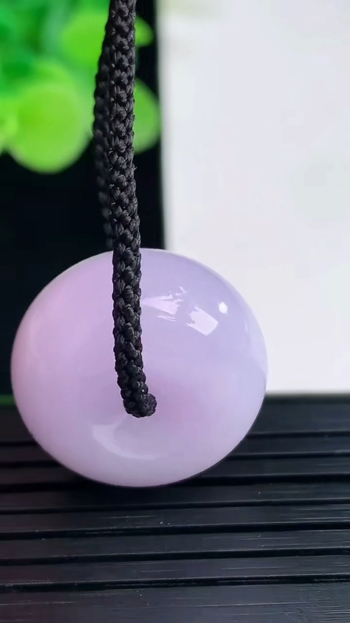 天然A货翡翠紫罗兰平安扣吊坠尺寸20.9-11.8重量:11.33g
4月7日