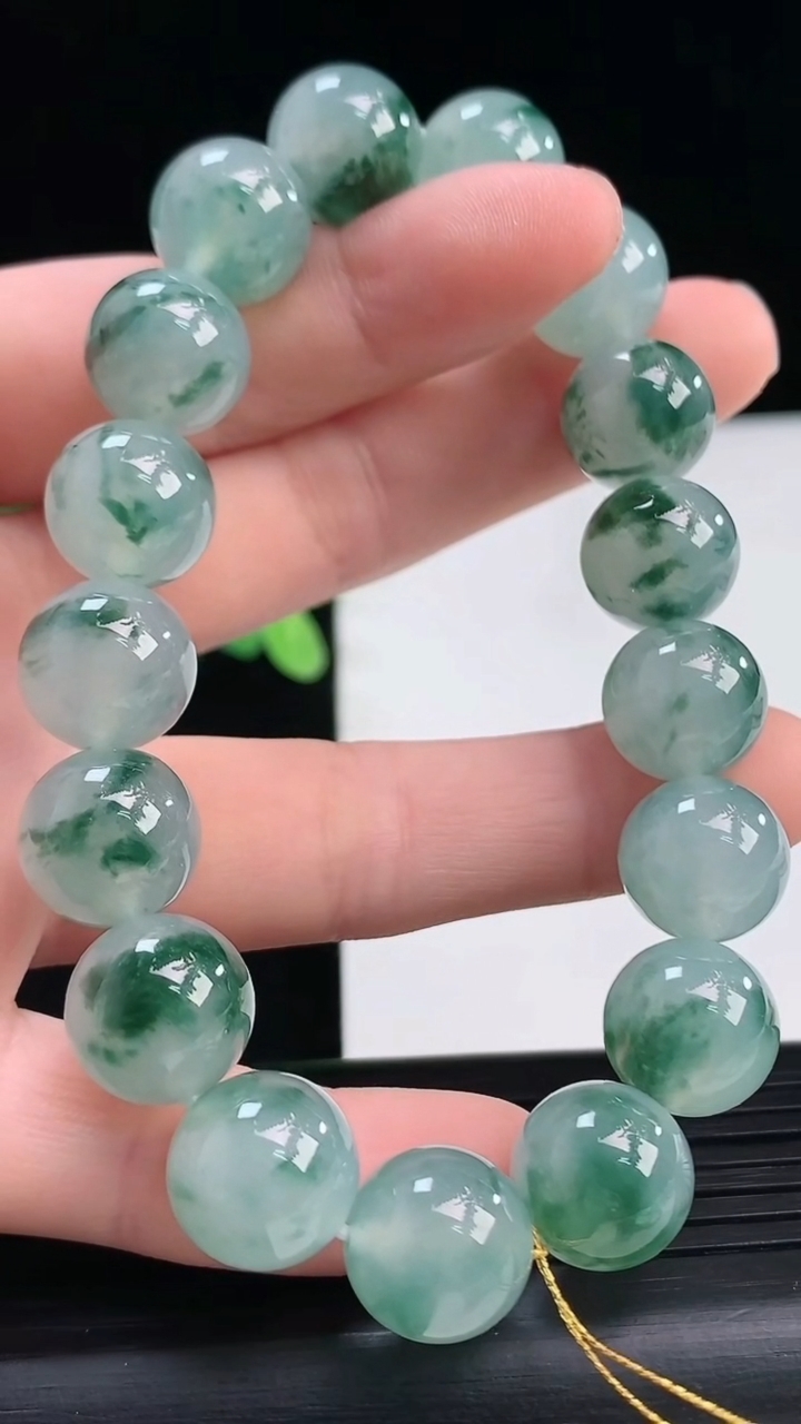 天然A货翡翠种飘花圆珠手串尺寸11.8-17颗重量:51.08g4月7日
工厂直销收藏佳品,种好水足，色泽均匀，有种有色，上手高大气！