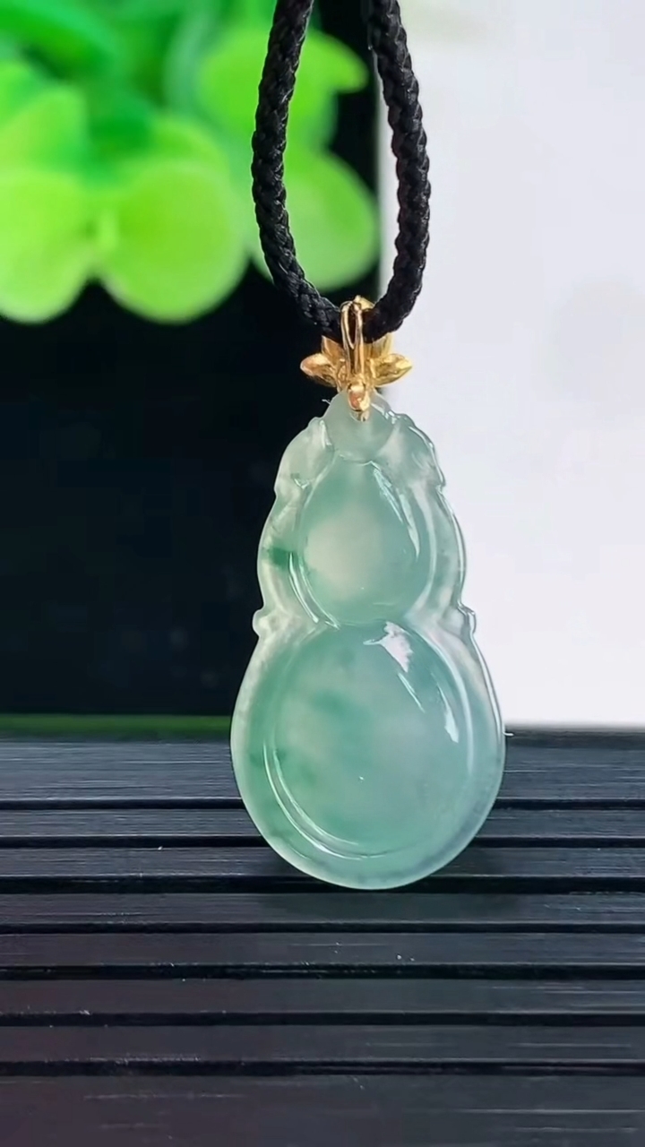 天然A货翡翠种飘花葫芦吊坠尺寸27.5-12.6-5.5重量:2.49g
4月7日