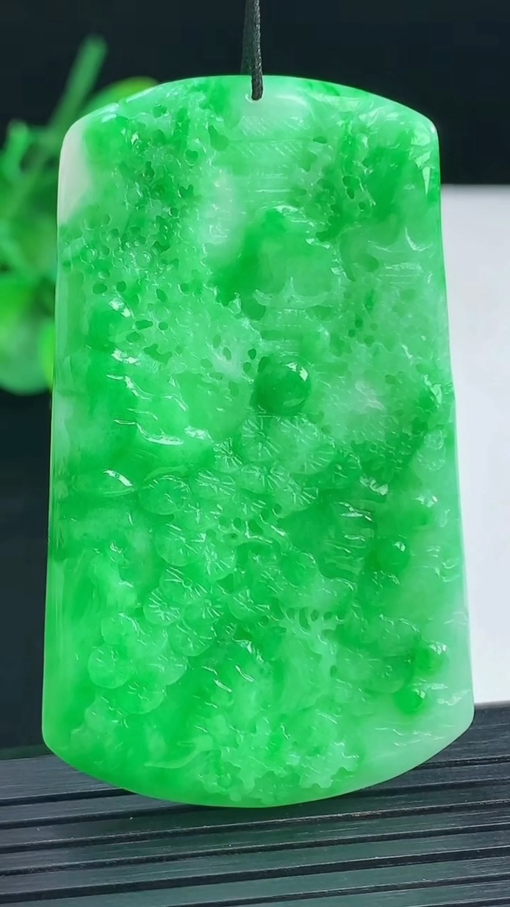 天然A货翡翠山水牌吊坠尺寸60.8-36.7-4.2重量:22.22g
4月7日