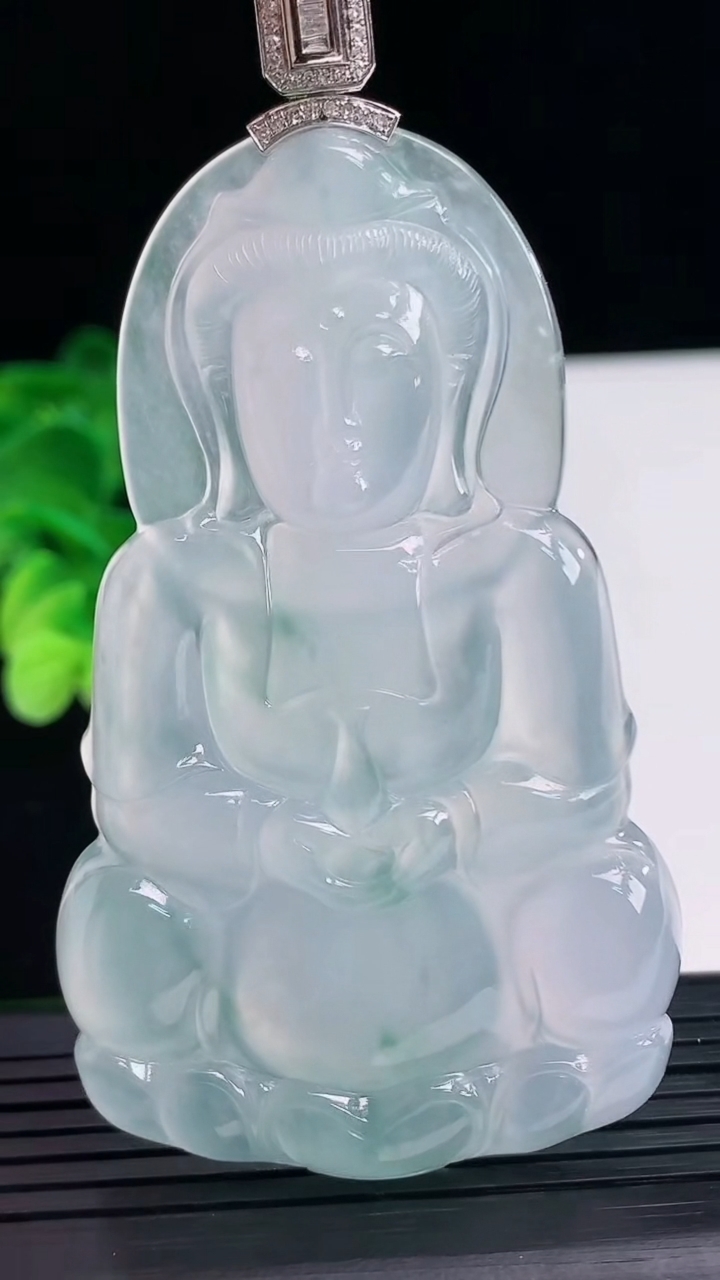 天然A货翡翠种飘花观音菩萨吊坠尺寸71.2-43.3-5.6重量:38.74g
4月7日