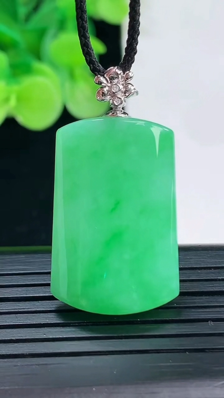 天然A货翡翠无事牌吊坠尺寸27-17.2-4.9重量:6.30g
4月7日