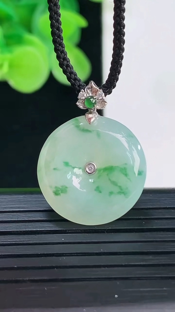 天然A货翡翠18K金飘花平安扣吊坠尺寸18.9-4.5重量:3.49g
4月7日