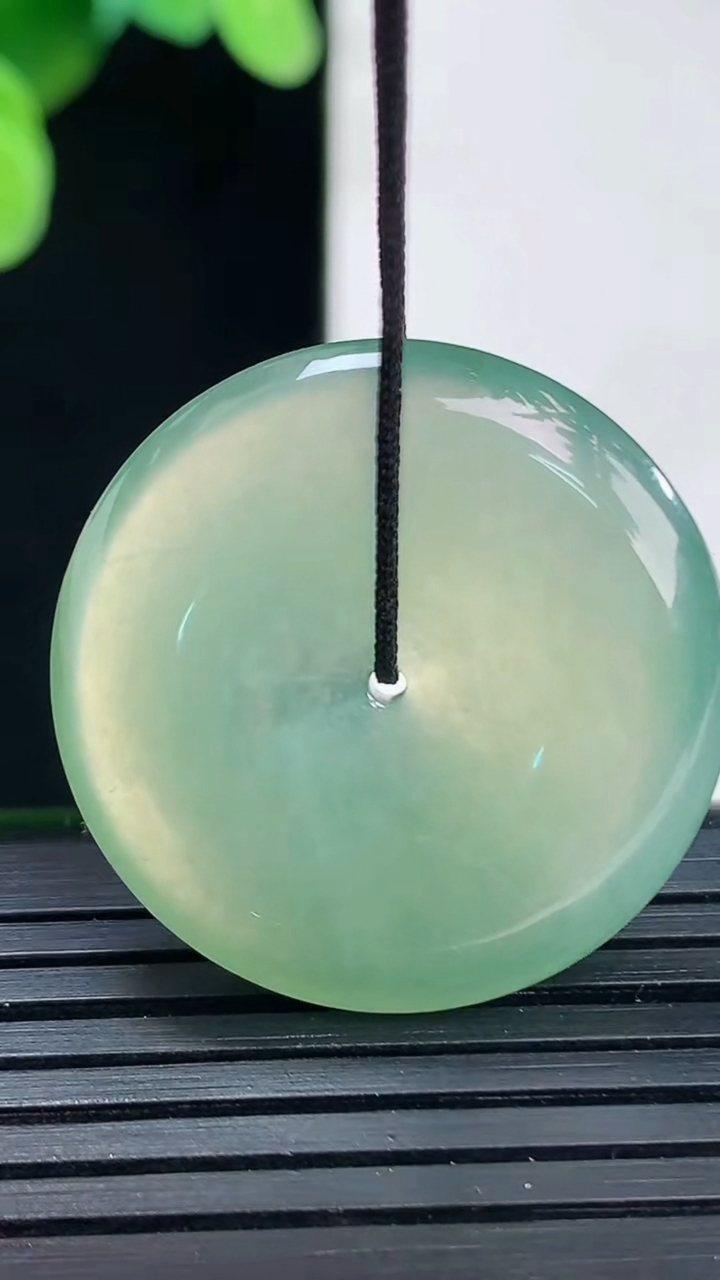 天然A货翡翠平安扣吊坠尺寸27.5-5.4重量:8.91g
4月7日