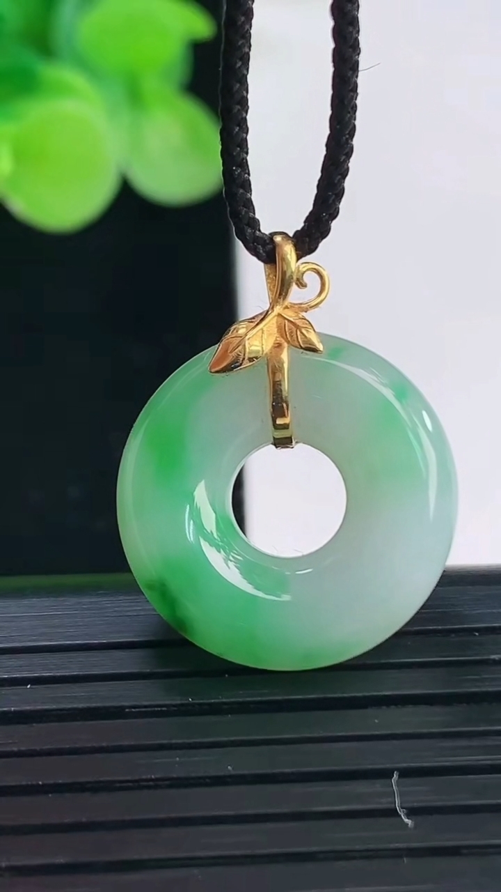 天然A货翡翠平安环吊坠尺寸19.5-5.3重量:4.26g
4月7日