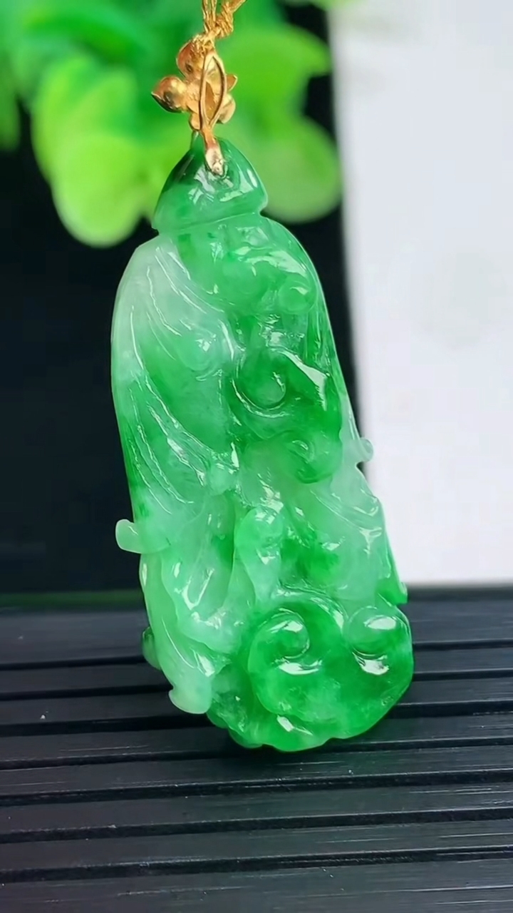 天然A货翡翠白菜吊坠尺寸41.2-16.9-7.1重量:7.11g
4月7日