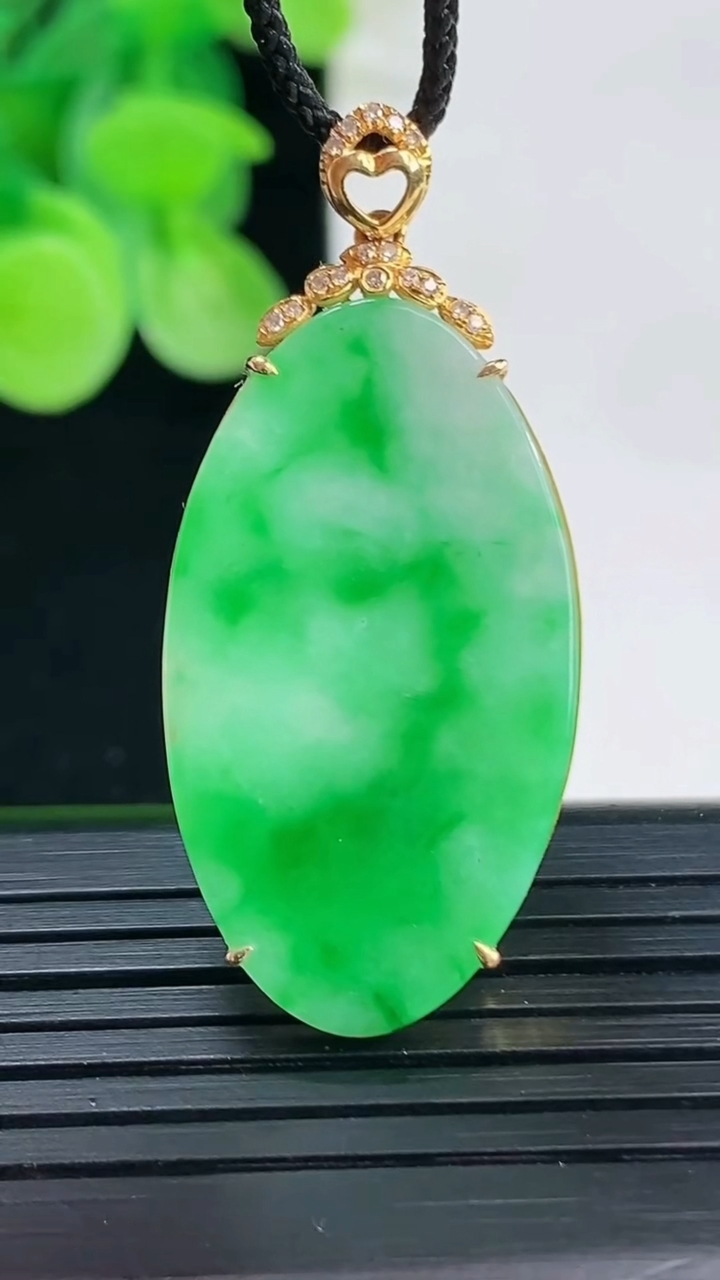 天然A货翡翠无事牌吊坠尺寸39.8-17.8-3.7重量:3.56g
4月7日