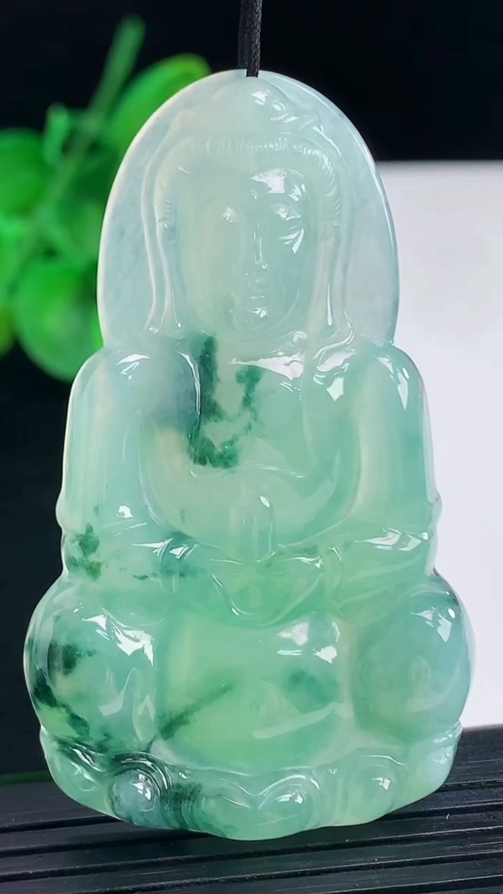 天然A货翡翠飘花观音菩萨吊坠尺寸59.5-35.7-6.1重量:22.12g
4月7日