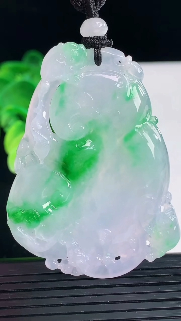 天然A货翡翠如意吊坠尺寸56.7-42.1-5重量:27.14g
4月7日