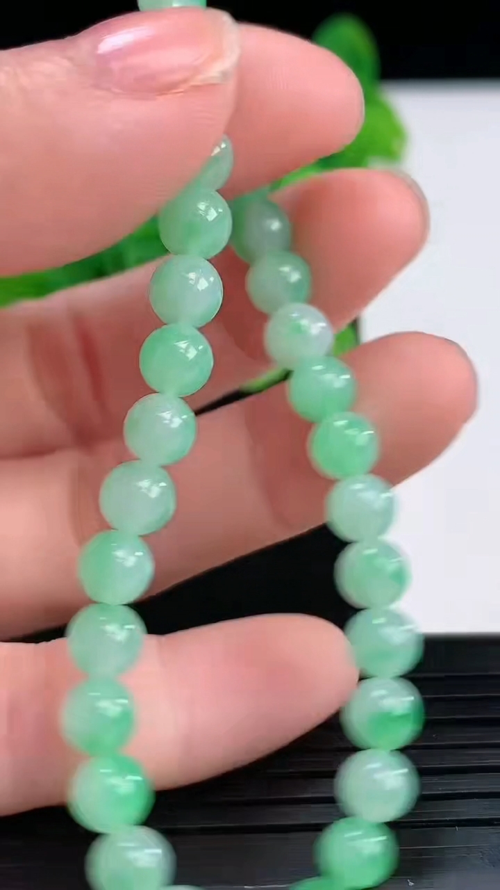 天然A货翡翠圆珠手串尺寸5.5-32颗重量:9.60g4月7日
工厂直销收藏佳品,种好水足，色泽均匀，有种有色，上手高大气！
