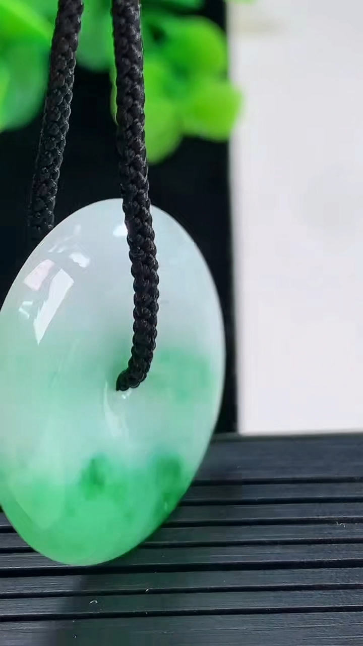 天然A货翡翠平安扣吊坠尺寸30.8-5.6重量:11.26g
4月8日