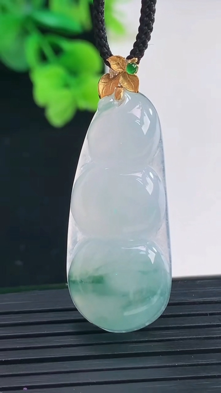 天然A货翡翠18K金飘花福豆吊坠尺寸42.9-12.4-6重量:7.01g
4月8日