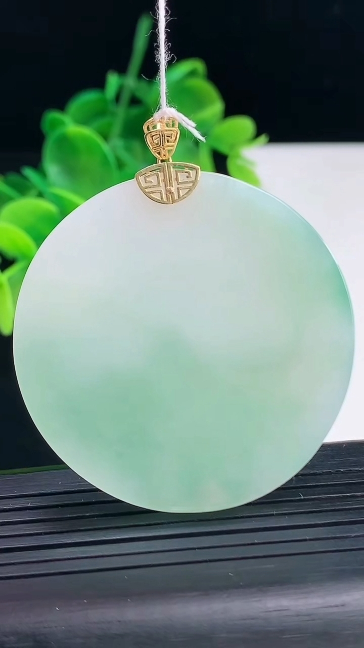 天然A货翡翠无事牌吊坠尺寸46.9-3.7重量:22.63g
4月8日