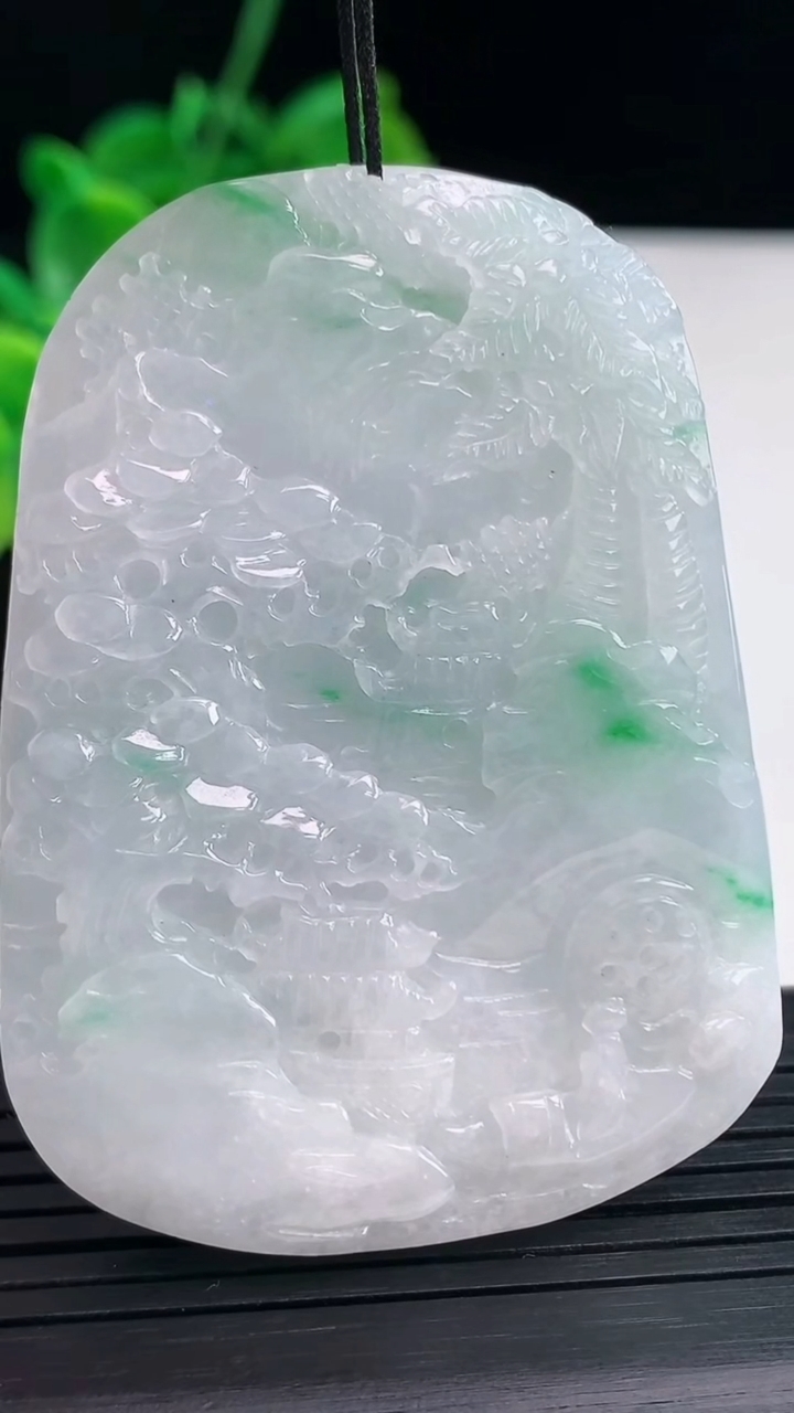天然A货翡翠山水牌吊坠尺寸60.4-44.4-6.4重量:40.29g
4月8日