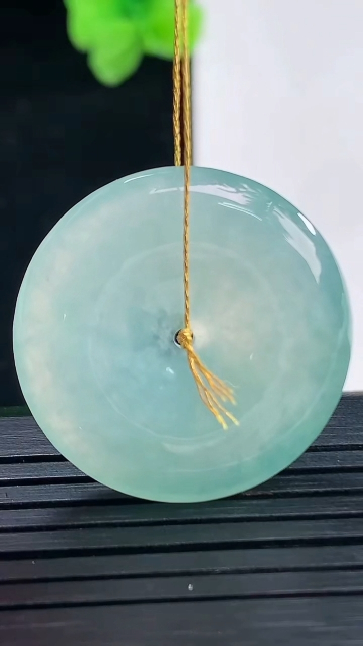 天然A货翡翠平安扣吊坠尺寸26.7-5重量:7.89g
4月8日