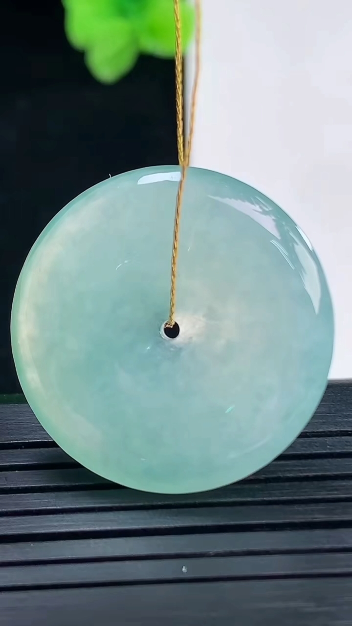 天然A货翡翠平安扣吊坠尺寸26.7-5重量:7.89g
4月8日