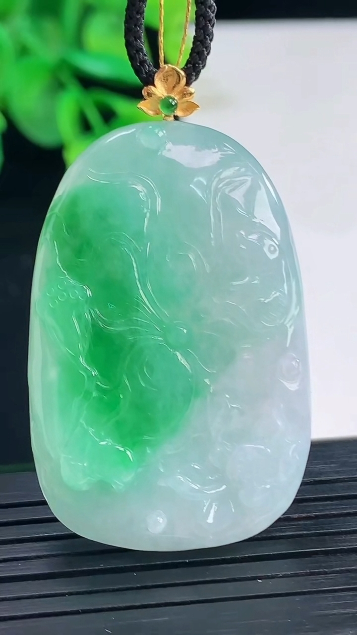 天然A货翡翠和和美美 荷叶鱼吊坠尺寸48.1-28.2-6.5重量:18.22g
4月8日