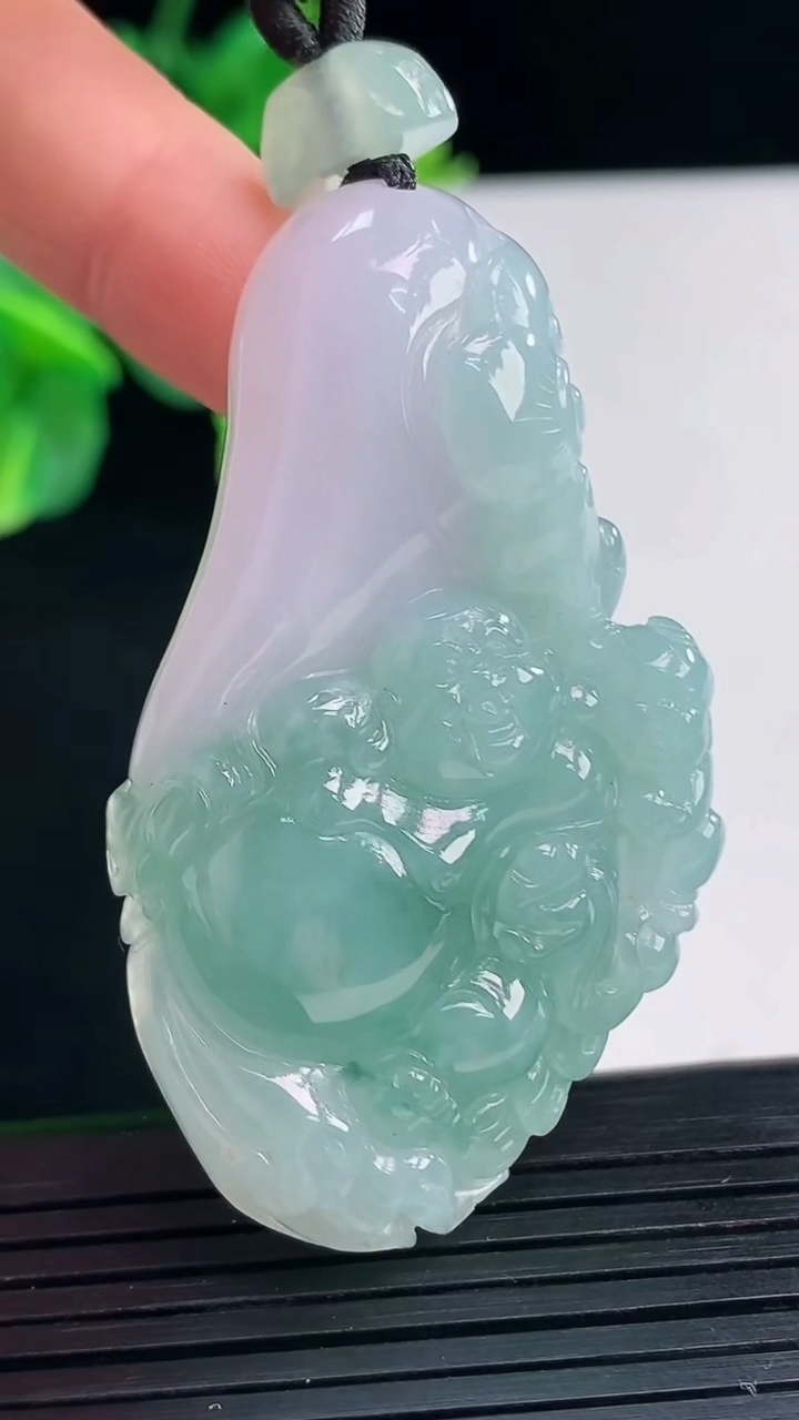 天然A货翡翠逍遥佛吊坠尺寸54.3-31-10.9重量:33.17g
4月8日