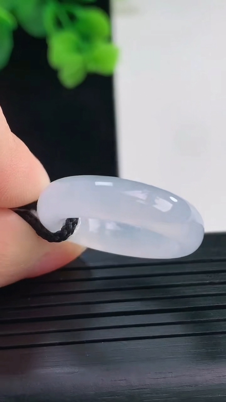 天然A货翡翠紫罗兰指环戒指尺寸18.3-5.8-3.6重量:4.05g2026年4月8日
工厂直销收藏佳品,种好水足，色泽均匀，有种有色，上手高大气！