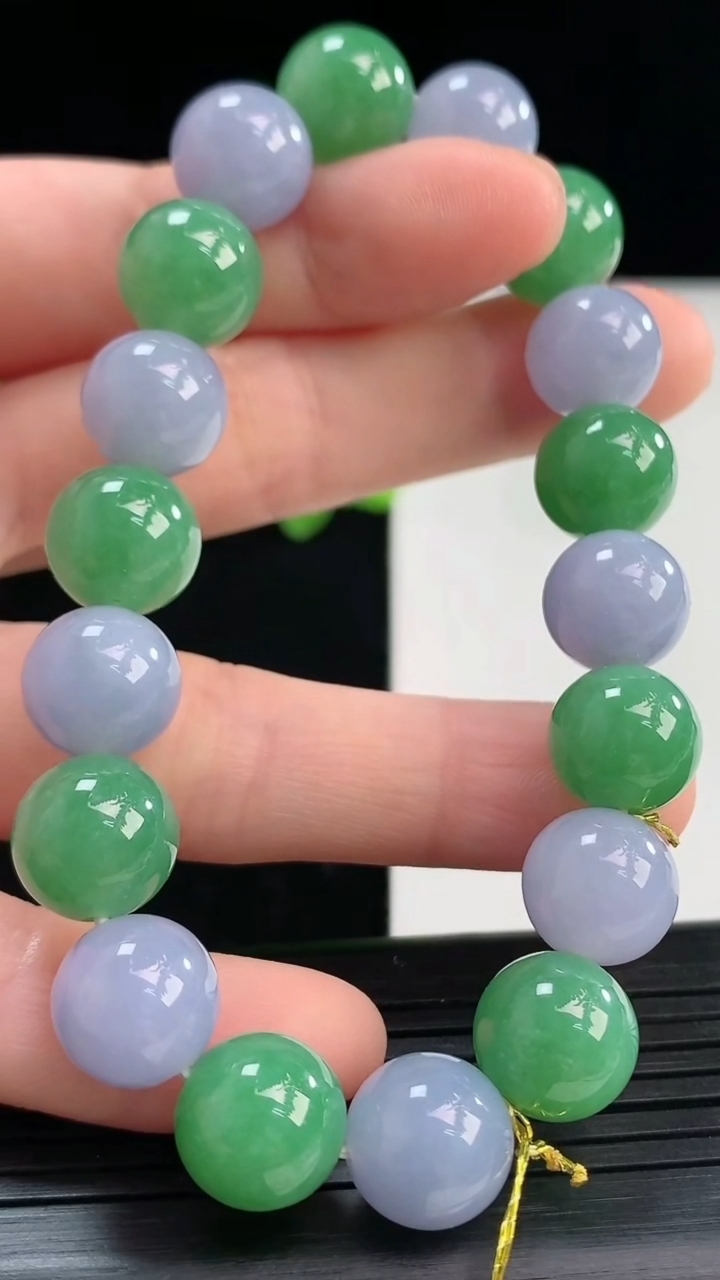 天然A货翡翠圆珠手串尺寸10.8-18颗重量:41.20g4月8日
工厂直销收藏佳品,种好水足，色泽均匀，有种有色，上手高大气！