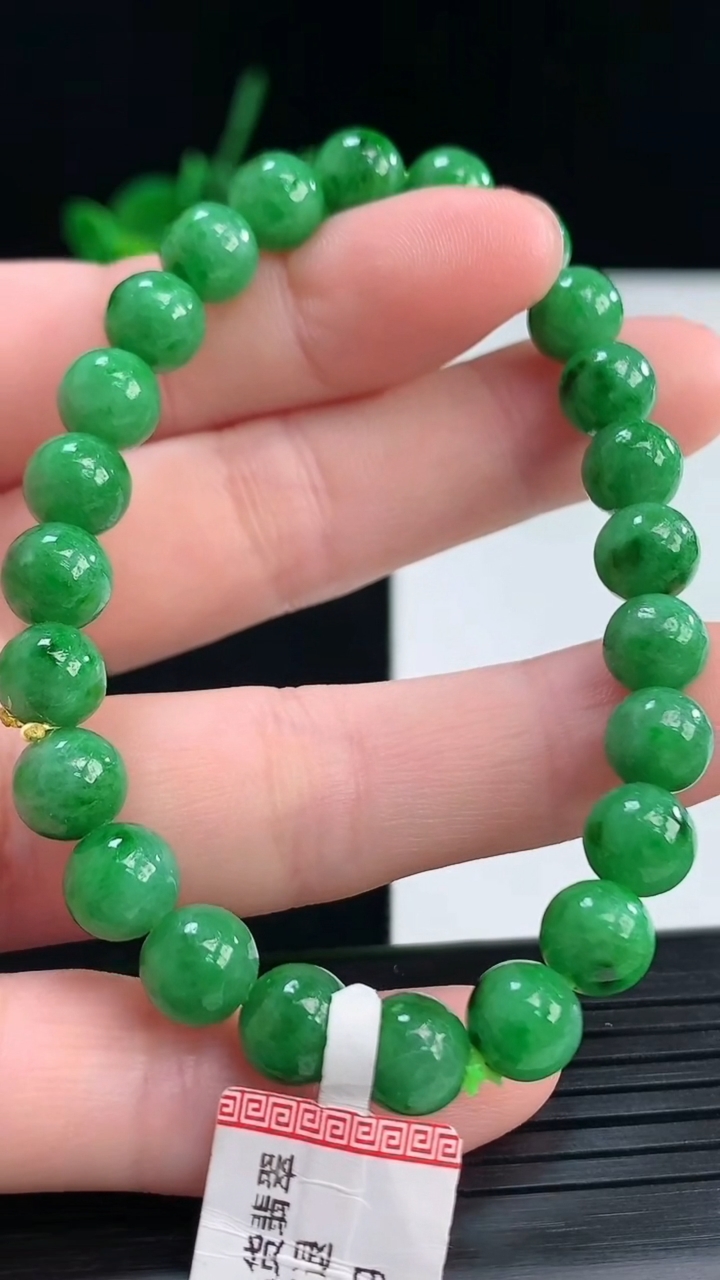 天然A货翡翠圆珠手串尺寸7.1-24颗重量:16.19g4月8日
工厂直销收藏佳品,种好水足，色泽均匀，有种有色，上手高大气！