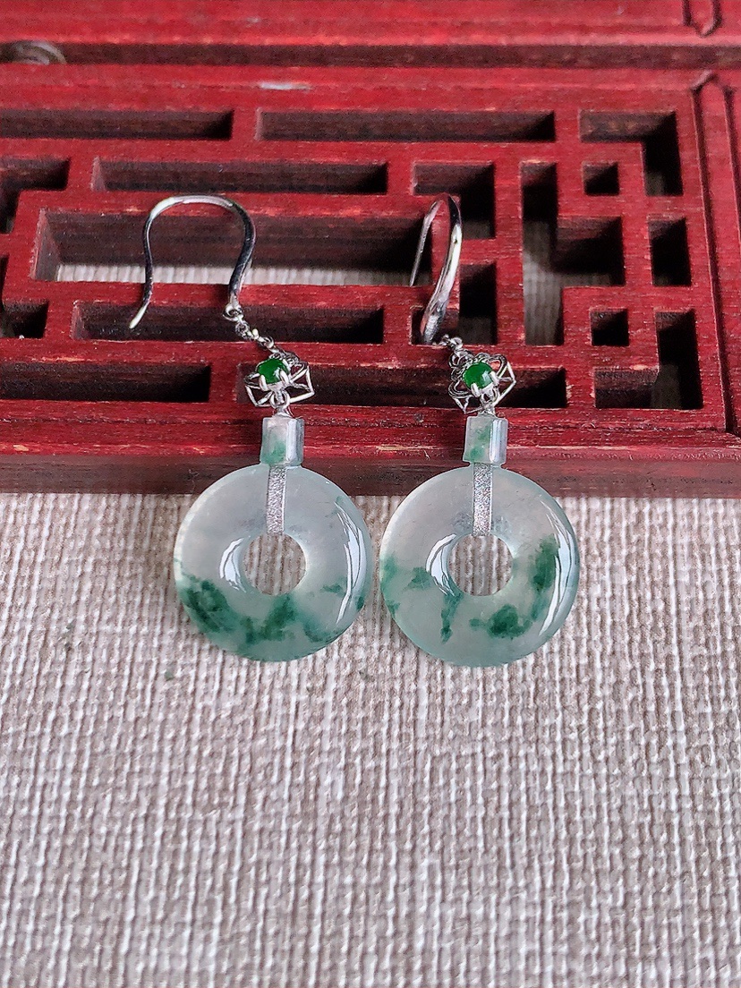 天然A货翡翠18K金镶嵌飘花平安环耳坠 
尺寸12.5-2.5mm 重量2.25g 0407