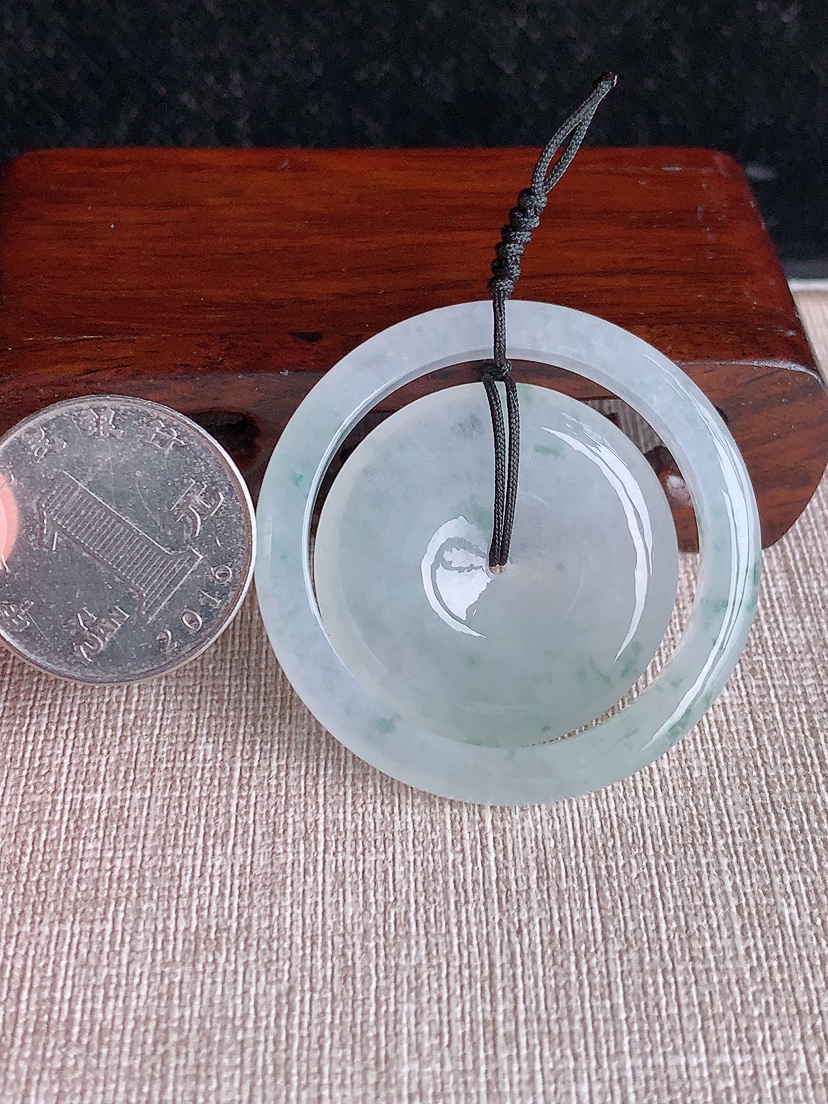 天然A货翡翠飘花子母平安扣吊坠 
尺寸44.8-5.6mm 重量23.55g 0407