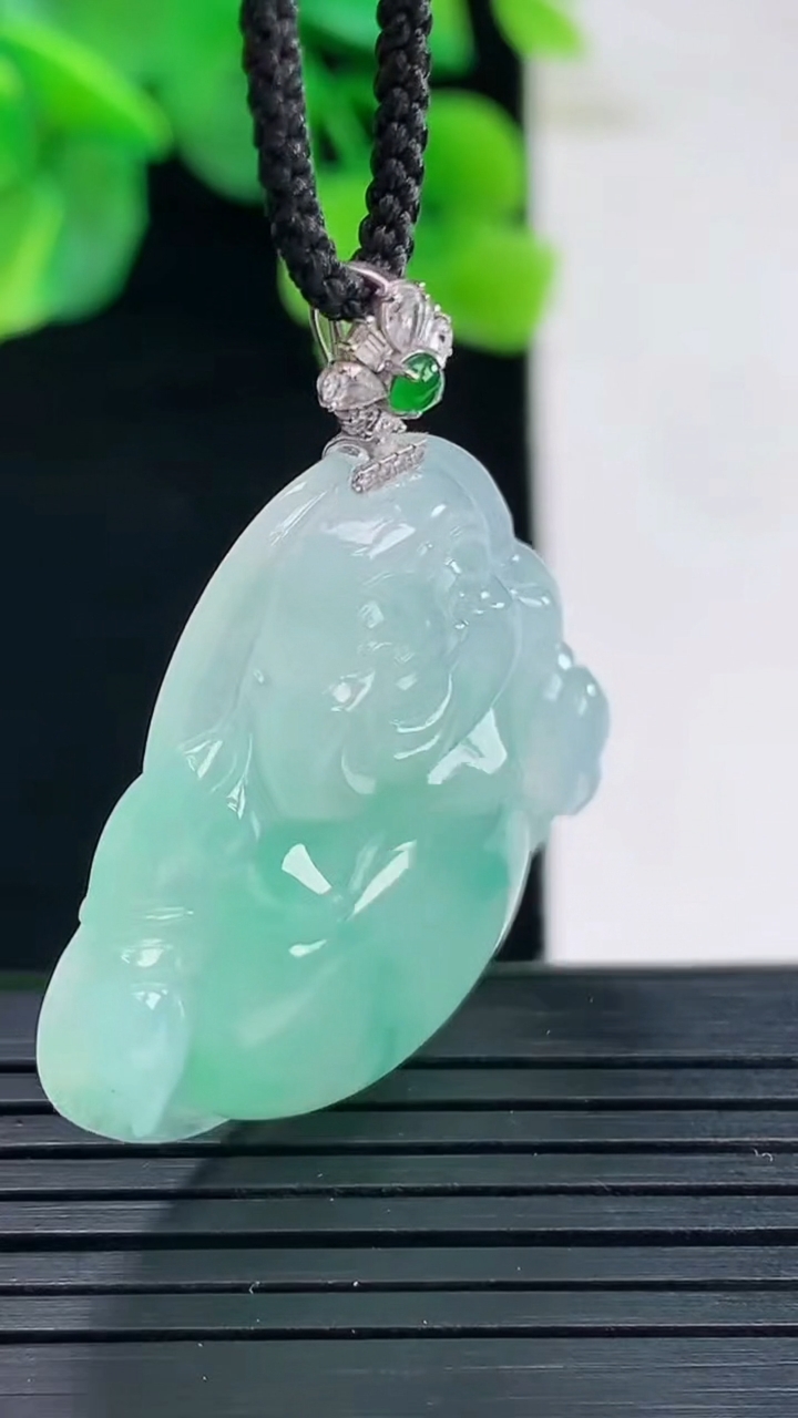 天然A货翡翠种飘花佛公吊坠尺寸39-33.8-5.8重量:9.87g
4月8日