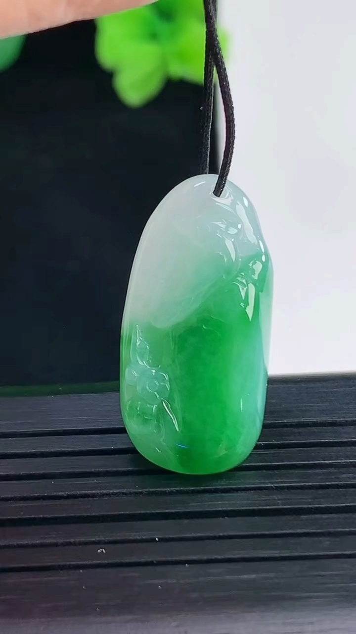 天然A货翡翠鸟语花香吊坠尺寸27.4-13.7-7.1重量:5.38g
4月8日