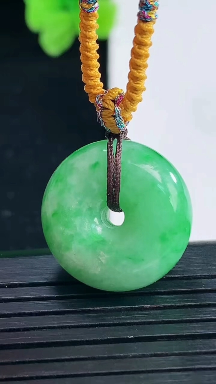 天然A货翡翠平安扣吊坠尺寸20-9.1重量:9.14g
4月8日