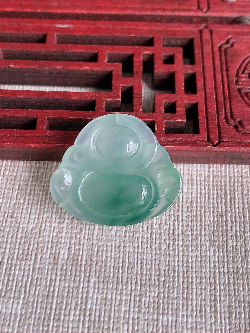 天然A货翡翠飘花佛公吊坠 
尺寸21-24.8-5.3mm 重量4.15g 0407