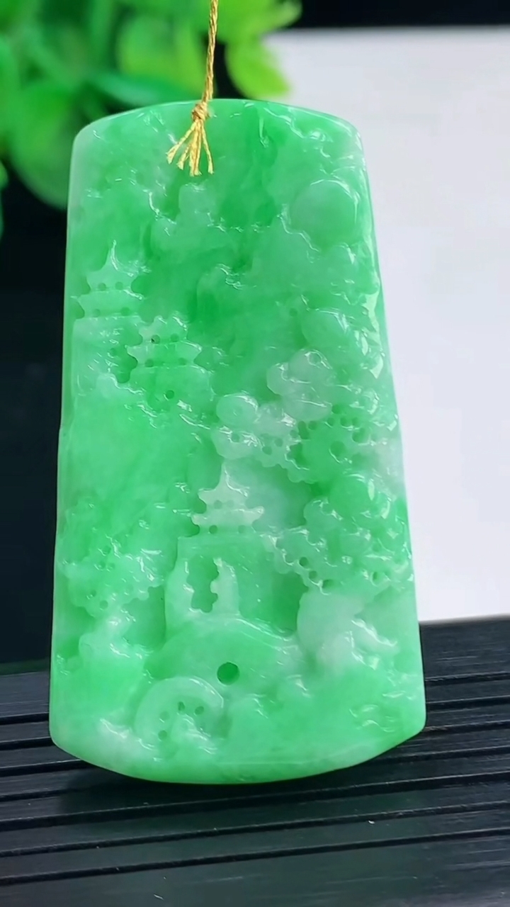 天然A货翡翠山水牌吊坠尺寸48.3-26.2-5.5重量:14.56g
4月8日