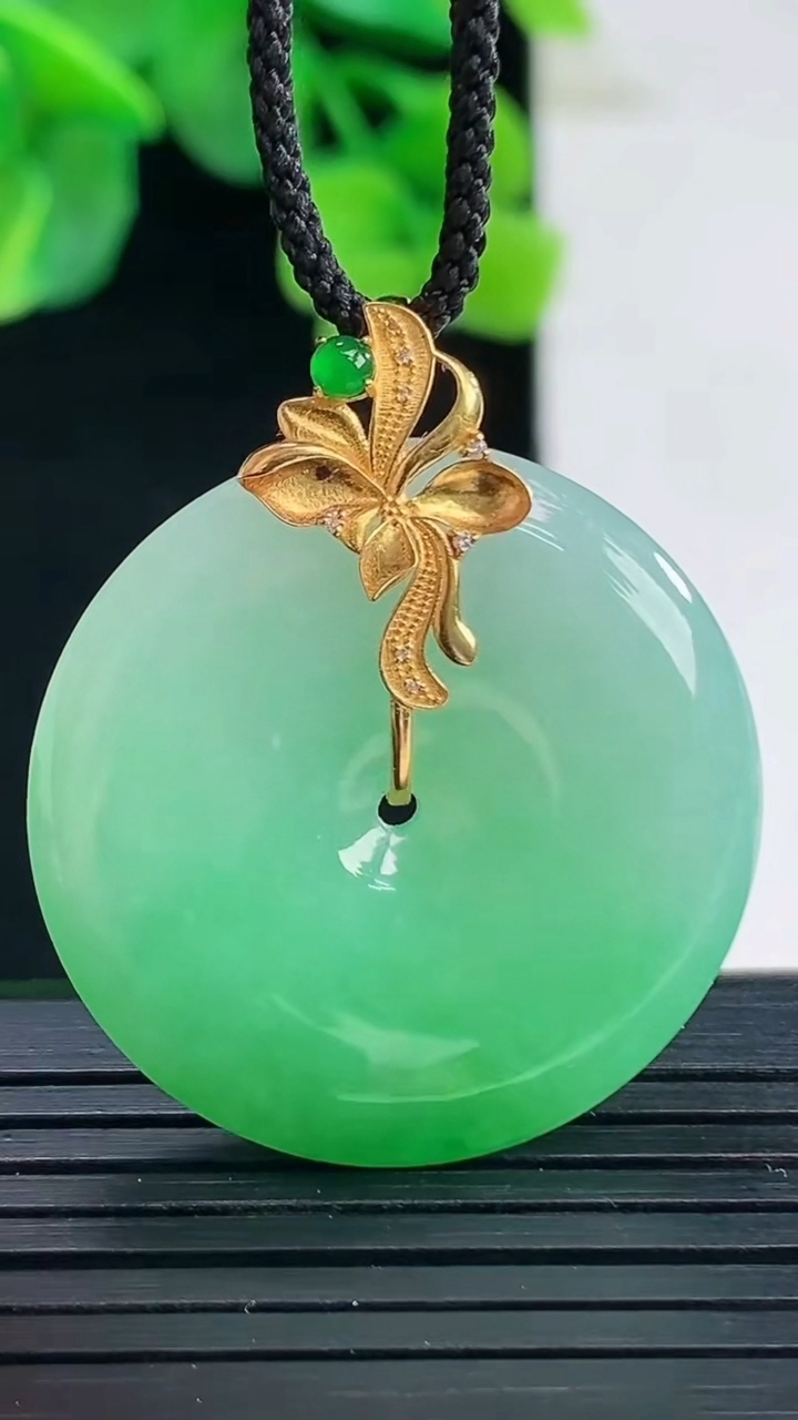 天然A货翡翠平安扣吊坠尺寸30.3-5.7重量:11.54g
4月8日