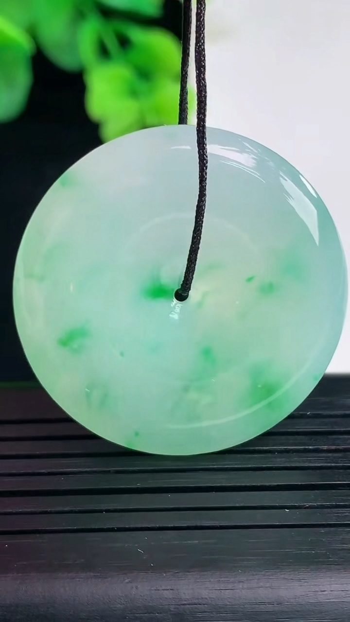 天然A货翡翠平安扣吊坠尺寸35.3-9重量:15.82g
4月8日