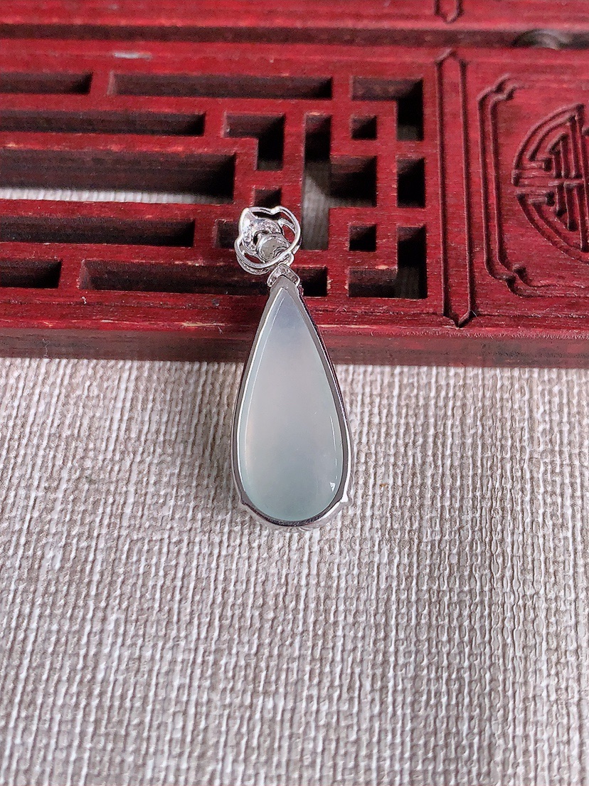天然A货翡翠18K金镶嵌白冰白月光水滴吊坠 
尺寸28-21-10-5.5mm 重量2.68g 04