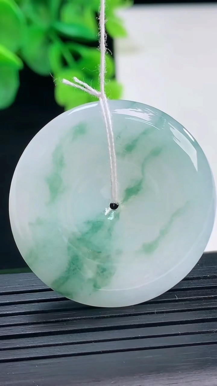 天然A货翡翠飘花平安扣吊坠尺寸36.3-5.4重量:16.49g
4月8日