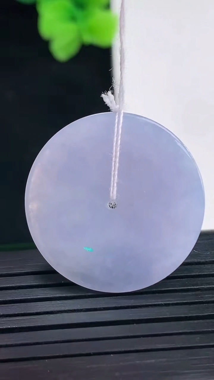 天然A货翡翠紫罗兰平安扣吊坠尺寸26.2-4重量:6.45g
4月8日