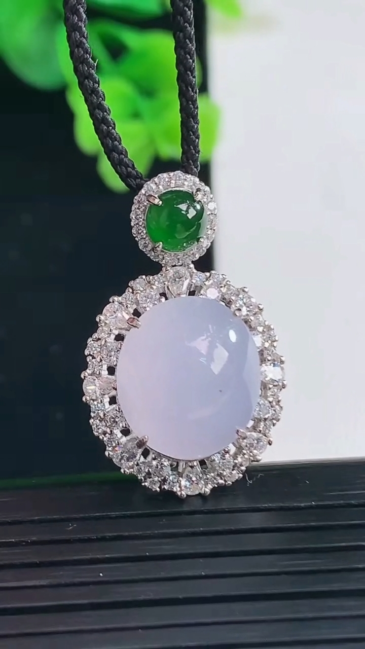 天然A货翡翠925银紫罗兰蛋面吊坠尺寸28.5-18.5-11.3裸石14.2-11.8重量:5.26g
4月8日