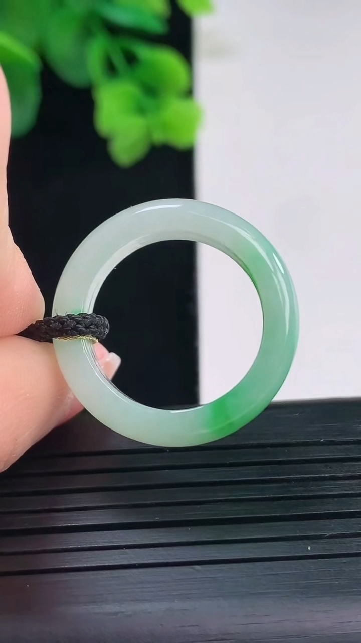 天然A货翡翠指环戒指尺寸19.1-5.9-3.7重量:4.62g2026年4月8日
工厂直销收藏佳品,种好水足，色泽均匀，有种有色，上手高大气！