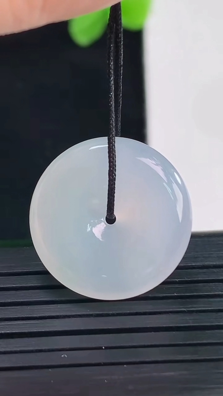 天然A货翡翠紫罗兰平安扣吊坠尺寸20.5-4.6重量:4.34g
4月8日