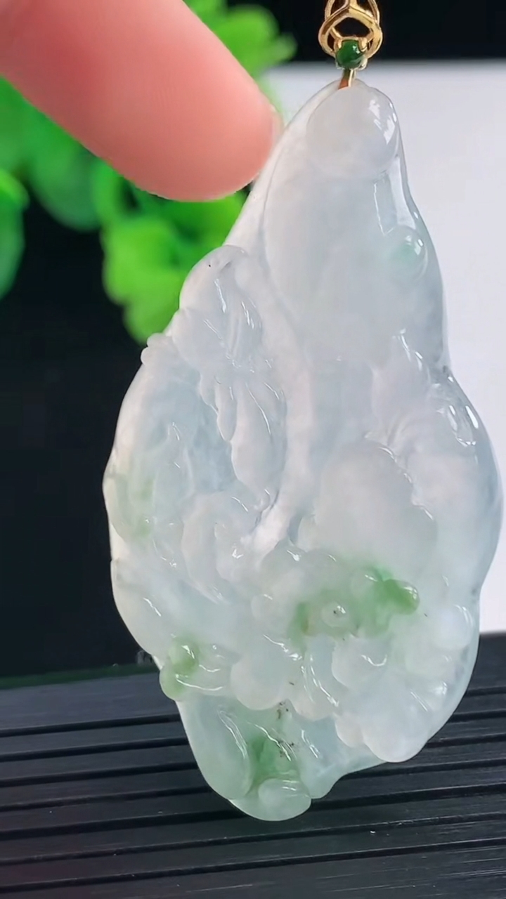 天然A货翡翠鸟语花香吊坠尺寸53.6-29.5-5.7重量:15.52g
4月8日