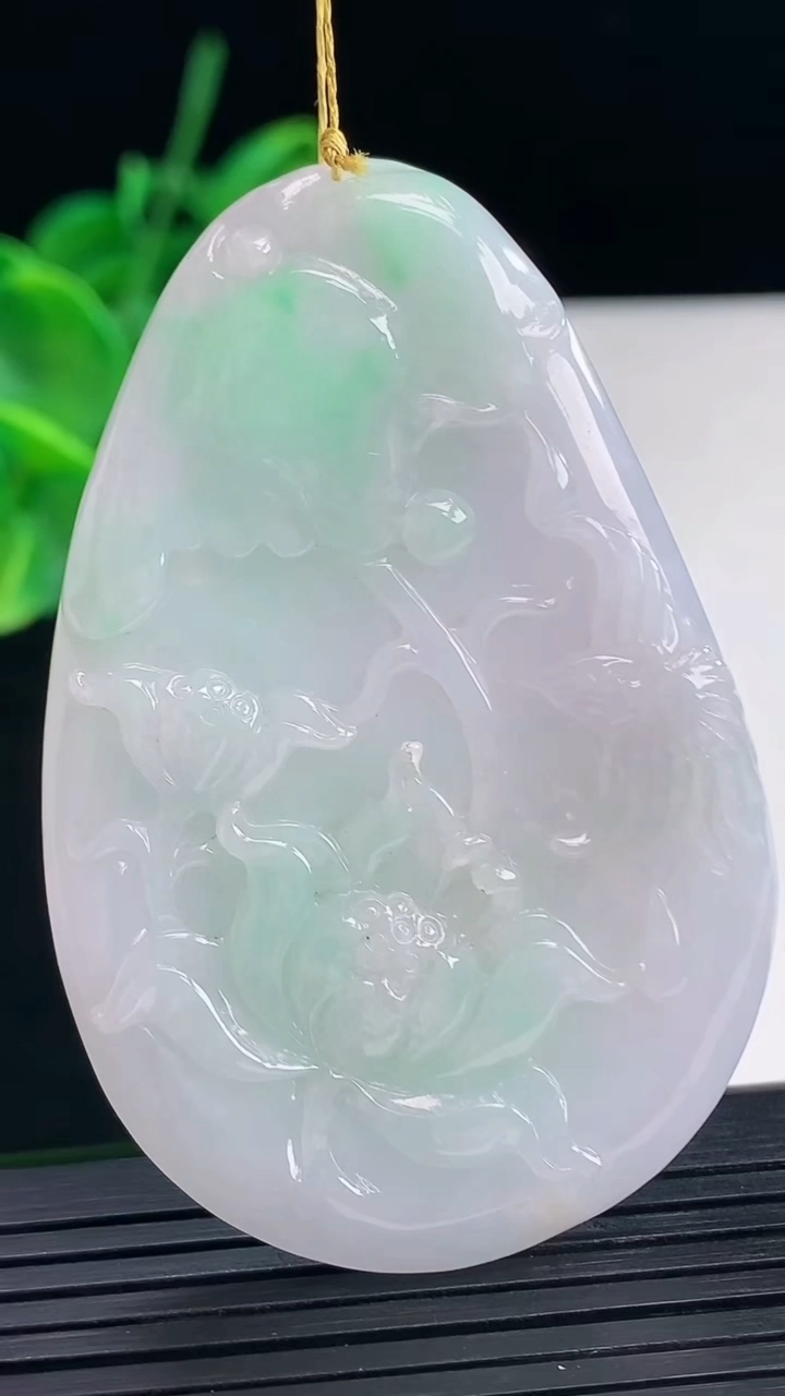 天然A货翡翠鸟语花香吊坠尺寸62.7-41.4-5.6重量:31.02g
4月8日