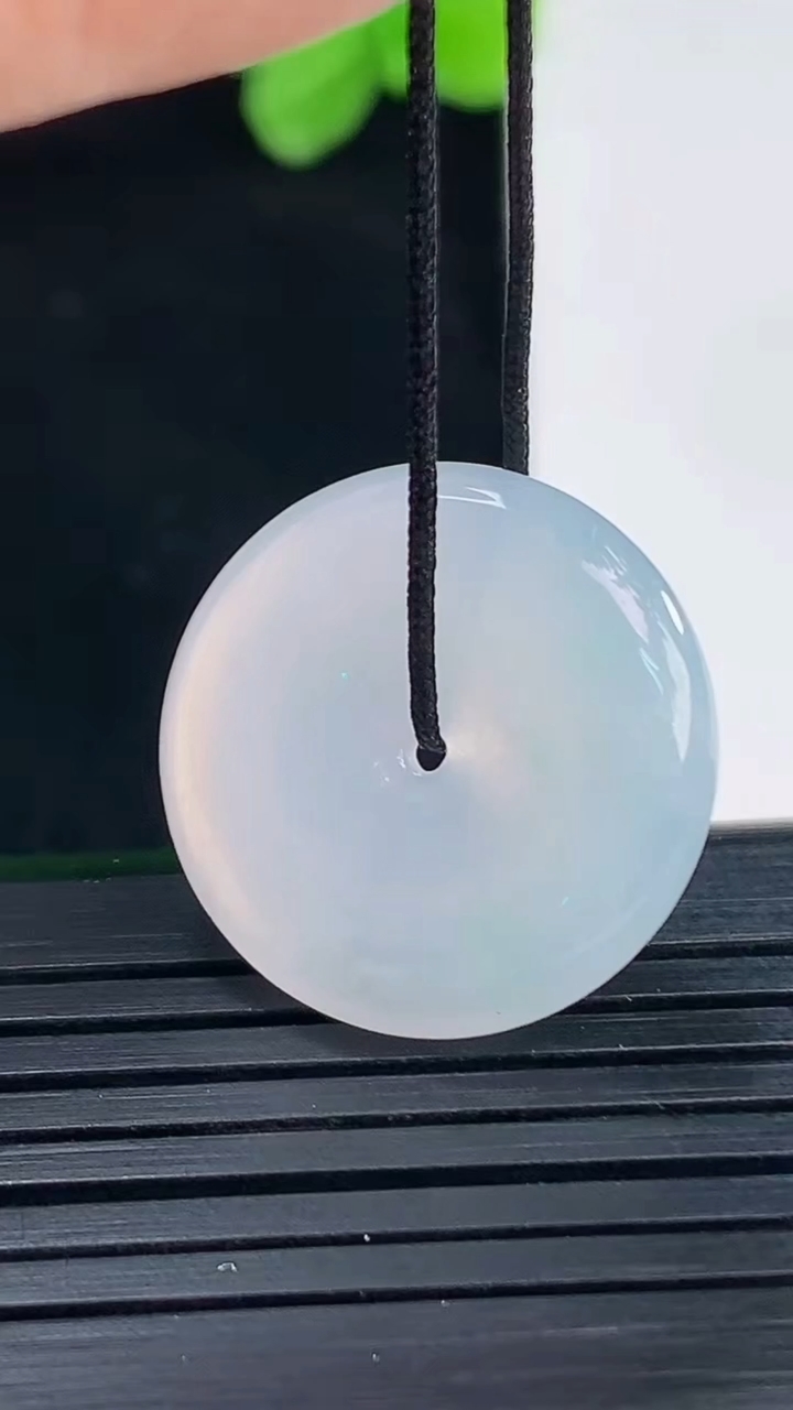 天然A货翡翠紫罗兰平安扣吊坠尺寸20.5-4.6重量:4.34g
4月8日