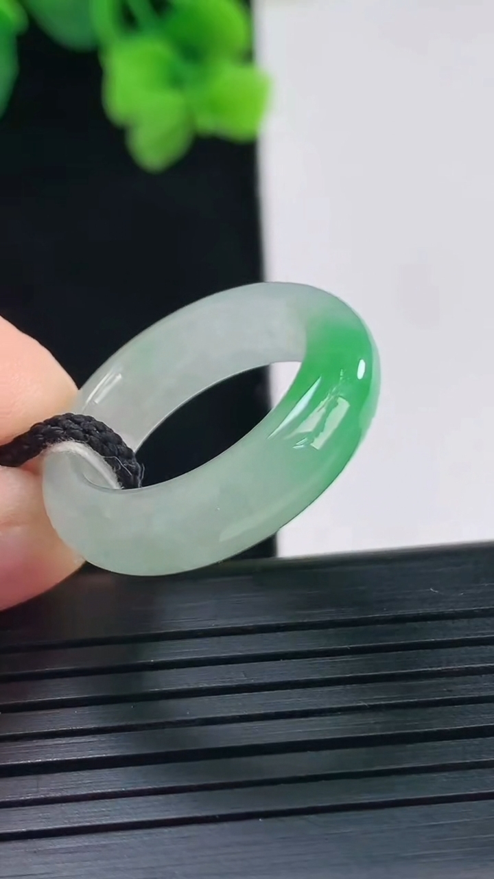 天然A货翡翠指环戒指尺寸17.1-6-4.1重量:4.63g2026年4月8日
工厂直销收藏佳品,种好水足，色泽均匀，有种有色，上手高大气！