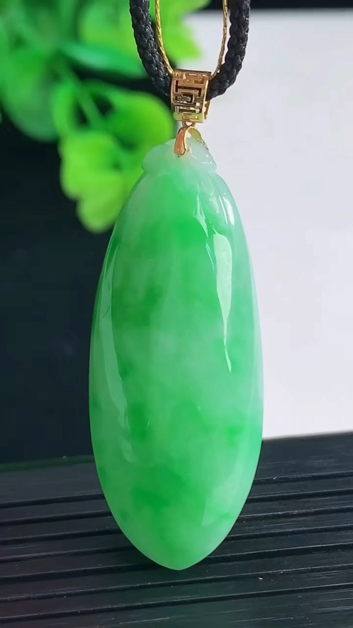 天然A货翡翠福瓜吊坠尺寸41.7-17.2-9.2重量:13.92g
4月8日