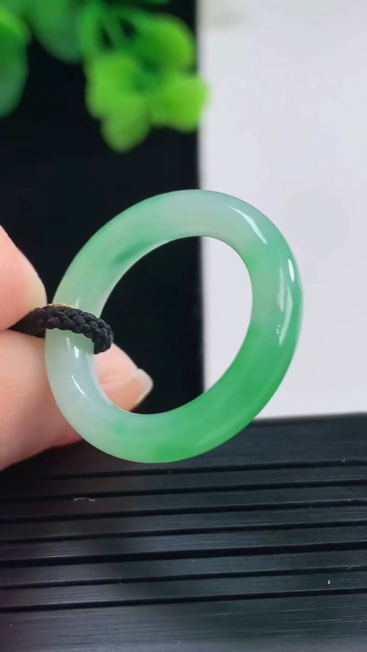 天然A货翡翠指环戒指尺寸18.3-4.8-4重量:3.78g2026年4月8日
工厂直销收藏佳品,种好水足，色泽均匀，有种有色，上手高大气！